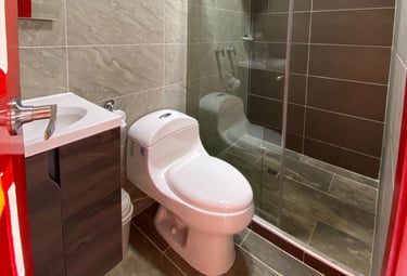 Baños cómodos con ducha de agua caliente