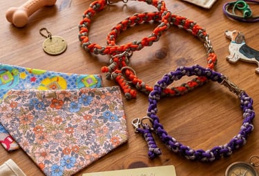 bandanas y collares tejidos para perritos sobre una mesa