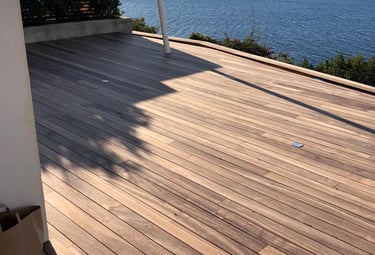 aménagement extérieur terrasse en bois réalisé par EGPR 83 à Giens