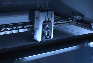 Impresora 3D industrial imprimiendo con materiales con fibra de carbono