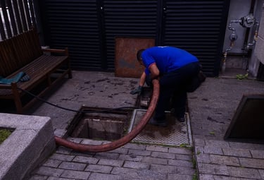 succionando uma caixa de esgoto