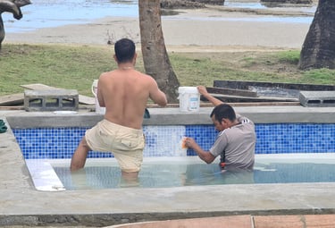 Lechada para porcelana en piscina de concreto, renovación necesaria para mejorar la apariencia.