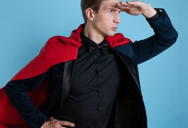  Homme en costume noir portant une cape rouge courte regardant au loin