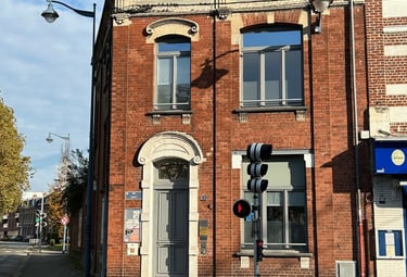 Façade de l'immeuble de bureau bien situé et récemment rénové