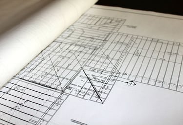 Rundum-Service im Immobiliengeschäft: Ein Immobilienmakler zeigt Baupläne