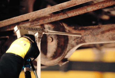 Restauración y conservación de vehículo clásico Land Rover con limpieza criogénica precisa y sin abrasión.