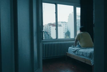 Birileri – ...aynı yer, loş odada pencere sahnesi.