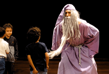 Espetáculo Histório de Lobos (Grupo S.V. Lab. de teatro) com o Mago a conversar coma as crianças do público