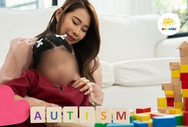 Giáo viên Hoa Nắng hướng dẫn trẻ tự kỷ chơi tương tác và giao tiếp cảm xúc