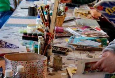 collages et peintures partagés pour exprimer son monde intérieur.