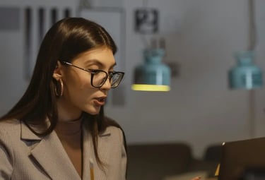 mulher em uma sessão de psicoterapia online para ansiedade