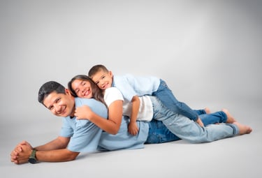 Foto de familia, padre con sus dos hijos