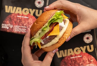 hamburger com carne angus, queijo, bacon, alface, cream cheese, pao brioche e maionese da casa