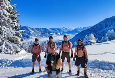 Eine Gruppe von Männern bei einer Wim Hof Winterwanderung in den Bergen