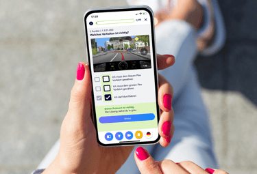 "Mädchen, das eine Aktivität in der 'Lernen Fahren'-App löst, um die Verkehrsregeln zu lernen."