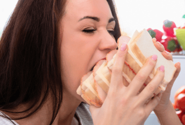 persona comiendo por ansiedad y estrés