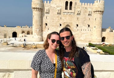 Casal explorando o Forte de Qaitbay com vista para o Mar Mediterrâneo