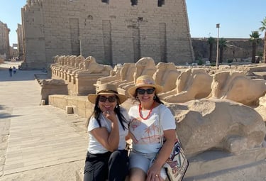 Sentadas na entrada do templo de karnak frente da aveida dos carneiros , viagem ao egito , luxor .com Guia de Egito 