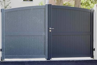 Portail d'allée moderne en aluminium gris anthracite avec finition en pleine rénovation