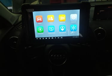 diagnosi su un'auto nell'officina Spione