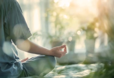 une personne qui pratique la meditation assise au soleil
