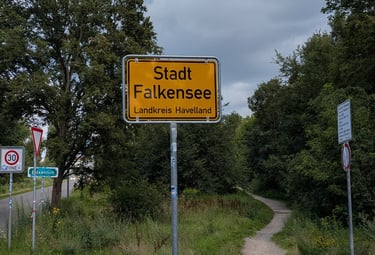 Schild der Stadt Falkensee, wo die Trauerrednerin wohnt