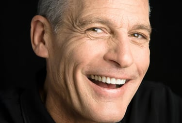 Senhor sorrindo com segurança após realizar implante dentário com o melhor dentista em Palmas.