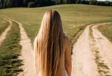 Femme immobile dans le doute ne sais pas quel direction de vie prendre, choix et changement de vie