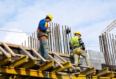 Obreros en estructura de concreto y acero durante una obra en construcción, ilustrando procesos de c