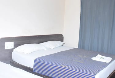 AC room at Hotel Aishwariyam Thirukadaiyur near temple