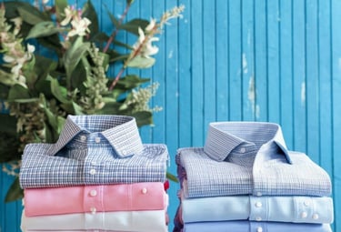 Camisas de vestir limpias, dobladas, y muy bien acomodadas.