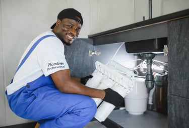 Plombier installant des sanitaires à yaoundé