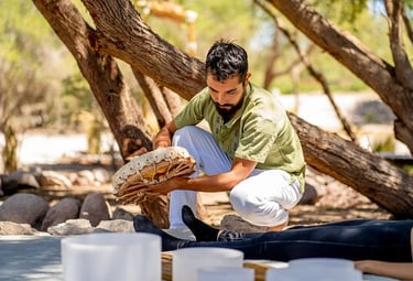 Un practicante realiza una sesión de terapia de sanación sonora utilizando un tambor chamánico al ai