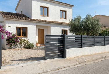 Valla metálica moderna con lamas horizontales instalada en chalet