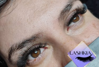 Primer plano de una mujer con extensiones de pestañas de volumen completo y arreglo profesional de c