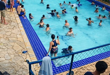 crianças da escola na piscina do clube aqua