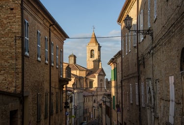 Vicolo medievale di Saludecio, borgo dei murales in provincia di Rimini.