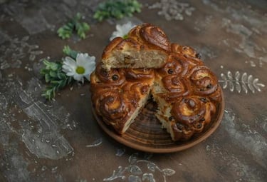 Pan circular con una rebanada encima