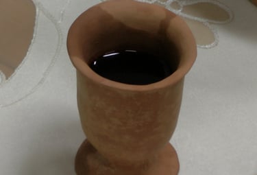 Calice di terracotta con il Vino della Santa Cena. Bevetene tutti, questo è il Mio Sangue disse Gesù