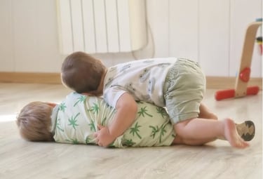 Dos nens abraçats amb amor a una aula de l’Escola Bressol El Campanar a Alella