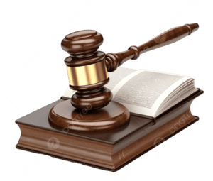 Un mazo de juez de madera descansando sobre un libro de leyes abierto, representando la justicia