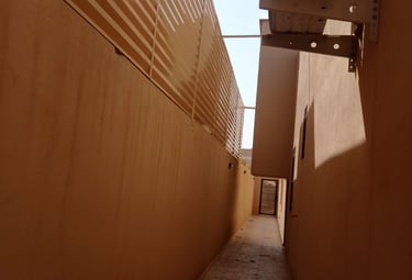 سواتر جانبية حديد بتصميم عصري لممرات الفلل في الرياض توفر الخصوصية والحماية من العوامل الجوية