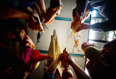 mensen die in schelpen blazen