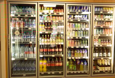 Un enfriador de bebidas abastecido con agua embotellada, refrescos, bebidas energéticas y cerveza