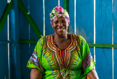 Mujer afrocolombiana sonriendo
