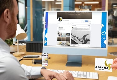 Un hombre frente a la computadora ve publicidad en Facebook y una mano muestra una tarjeta con logo.