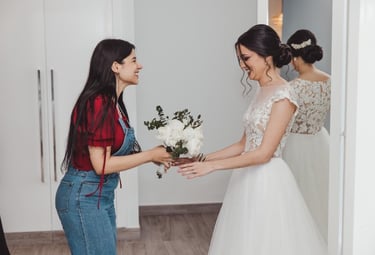 Una wedding planner entregando el ramo de flores a la novia