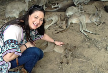 foto da autora brincando com um kanguru em lone pine sanctuary brisbane