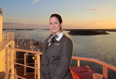Foto da autora no deck do navio.