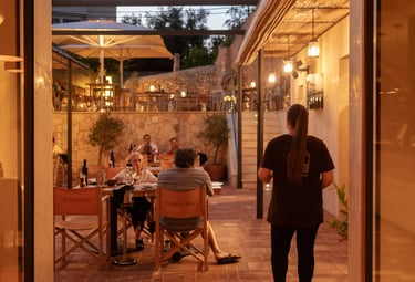 Terraza exterior de Es Mestral en Ses salines, iluminada con luz calida